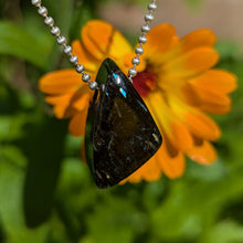 Lade das Bild in den Galerie-Viewer, Nuummite freeform pendant
