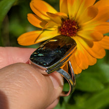 Lade das Bild in den Galerie-Viewer, Nuummite sterling silver ring size 10
