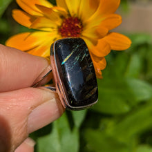 Lade das Bild in den Galerie-Viewer, Nuummite sterling silver ring size 10
