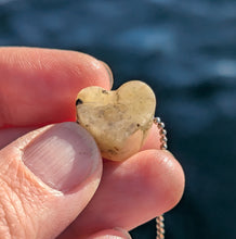 Indlæs billede til gallerivisning Hackmanite heart pendant
