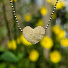 Indlæs billede til gallerivisning Hackmanite heart pendant
