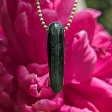 Indlæs billede til gallerivisning Hedenbergite polished pendulum pendant
