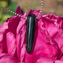 Indlæs billede til gallerivisning Hedenbergite polished pendulum pendant
