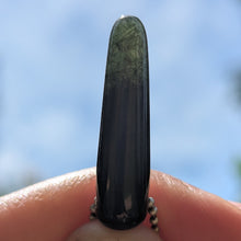 Indlæs billede til gallerivisning Hedenbergite polished pendulum pendant
