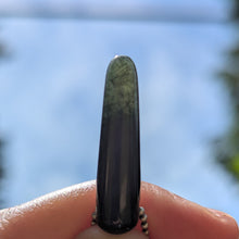 Indlæs billede til gallerivisning Hedenbergite polished pendulum pendant
