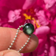 Indlæs billede til gallerivisning Hedenbergite polished pendulum pendant
