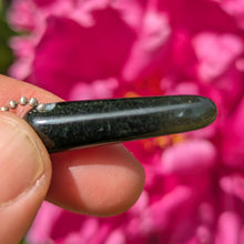 Indlæs billede til gallerivisning Hedenbergite polished pendulum pendant
