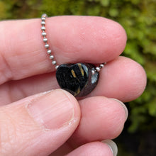 Ladda upp bild till gallerivisning, Nuummite heart
