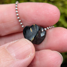 Ladda upp bild till gallerivisning, Nuummite heart
