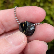 Ladda upp bild till gallerivisning, Nuummite heart
