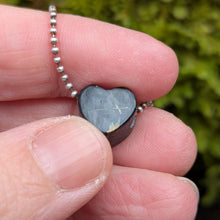 Ladda upp bild till gallerivisning, Nuummite heart
