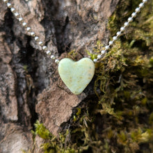 Ladda upp bild till gallerivisning, Chrysoprase heart pendant
