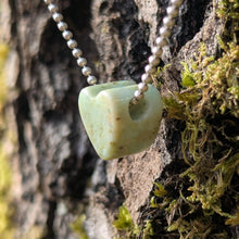 Ladda upp bild till gallerivisning, Chrysoprase heart pendant
