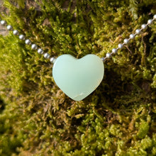 Ladda upp bild till gallerivisning, Chrysoprase heart pendant
