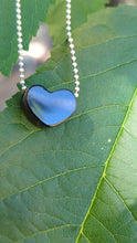 Laden und Abspielen von Videos im Galerie-Viewer, Agni Manitite heart pendant
