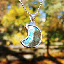 Indlæs billede til gallerivisning Labradorite moon pendant
