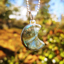 Indlæs billede til gallerivisning Labradorite moon pendant
