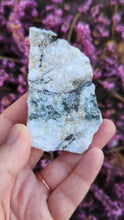 Indlæs og afspil video i gallerivisning Greenland sparkly Albite with Aegirine, Analcime, Arfvedsonite and Chkalovite raw mineral specimen
