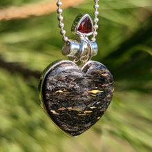 Indlæs billede til gallerivisning Nuummite and Garnet silver heart pendant
