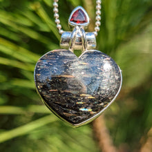 Indlæs billede til gallerivisning Nuummite and Garnet silver heart pendant
