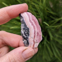 Charger l&#39;image dans la galerie, Rhodochrosite from Argentina slice - small
