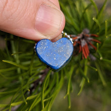 Lade das Bild in den Galerie-Viewer, Lapis Lazuli heart pendant #2
