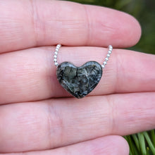 Indlæs billede til gallerivisning Greenland Hackmanite heart pendant
