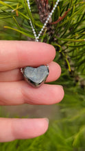 Ladda och spela upp video i Gallerivisaren, Greenland Hackmanite heart pendant
