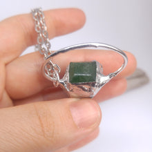 Indlæs billede til gallerivisning Kambaba Jasper claw with green Aventurine necklace

